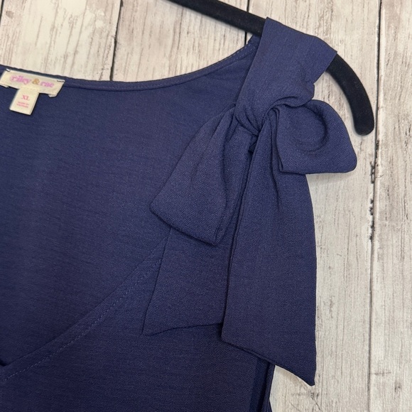 Riley & Rae Navy V-Neck Blouse - Picture 4 of 5